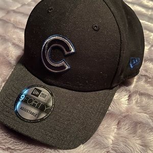 Mens Chicago Cubs Black w/charcoal brim (Velcro back) baseball hat